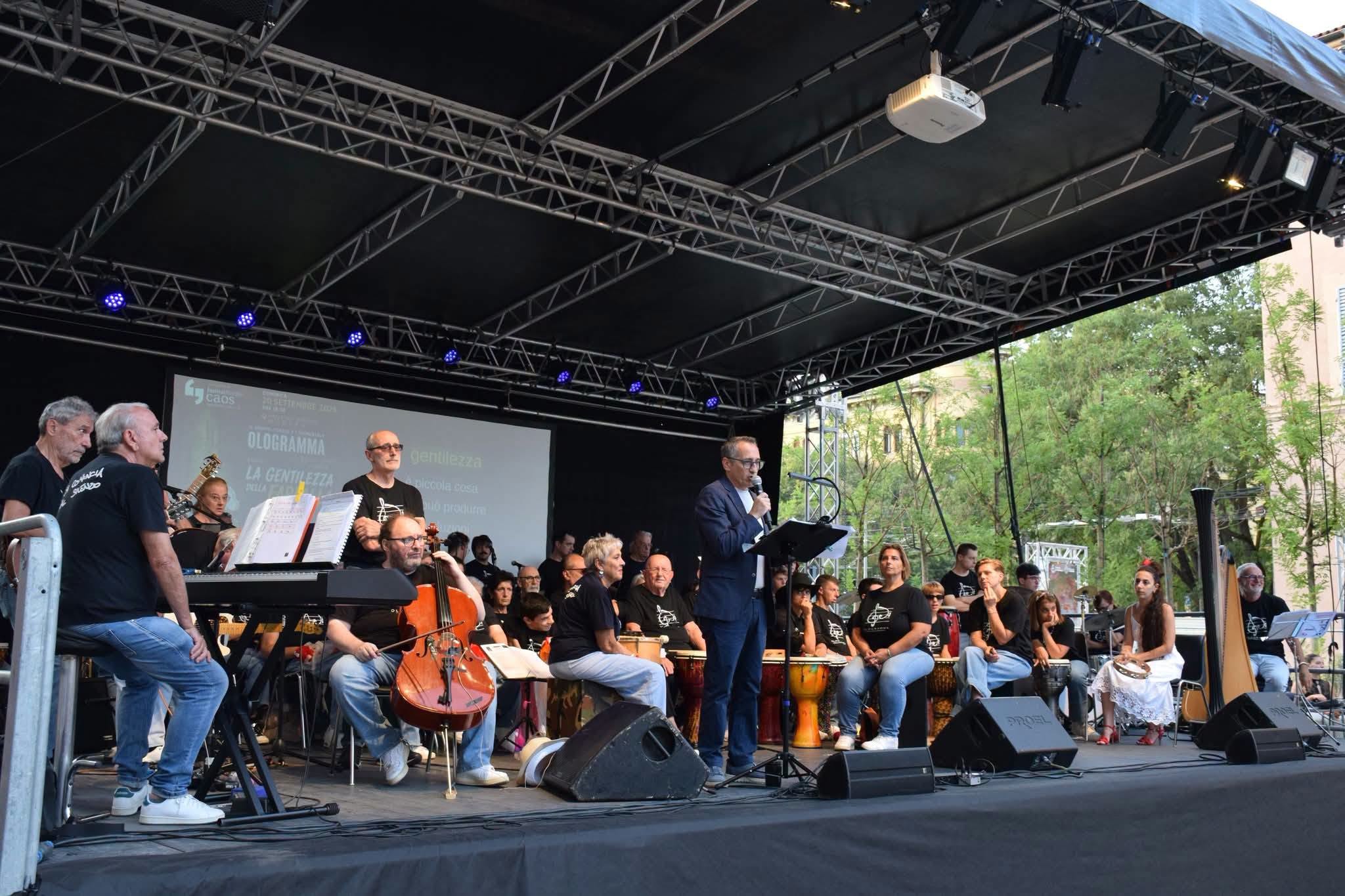 Luigi Resta sul palco del festivalfilosofia prima del concerto di Ologramma